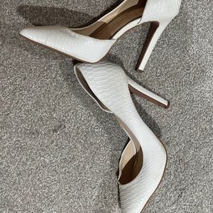 Jessica Simpson Faux snakeskin white heels/pumps